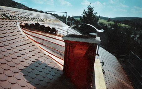 Biberschwanzdach mit eingesetzter Rundgaube und Kamin