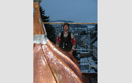 Mit Kupfer verkleideter Turm und Mitarbeiter Karl Matt